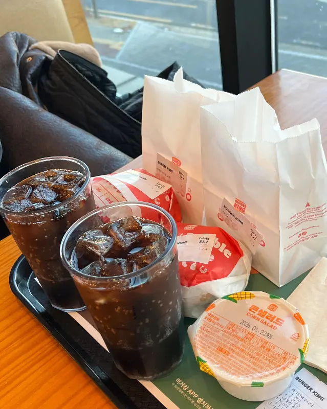 쟁반 위에 놓인 버거와 콜라, 콘샐러드