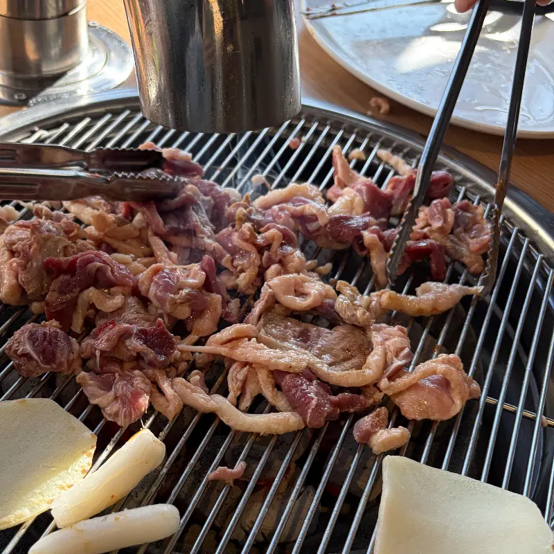 숯불에 구워지는 생오리