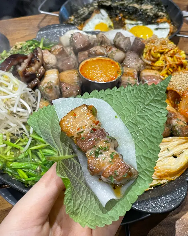 쌈을 싸서 먹는 모습