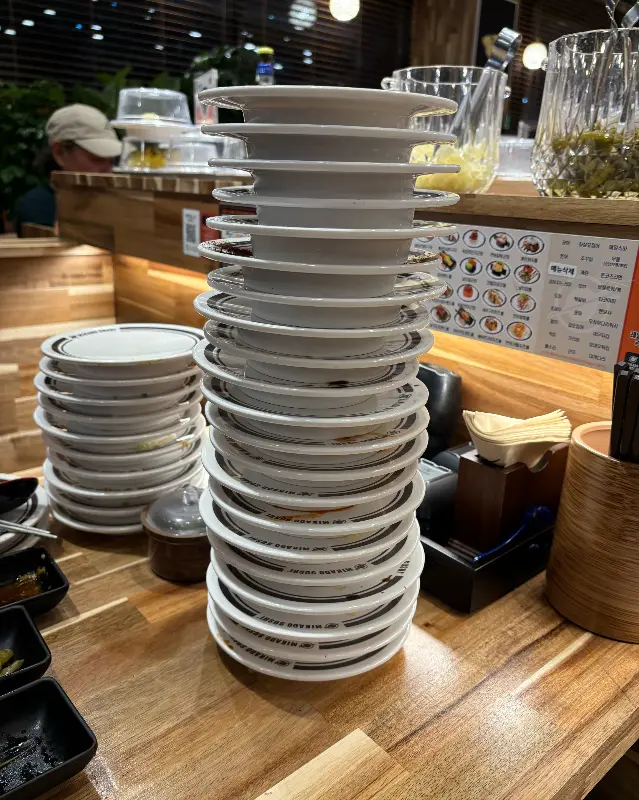 테이블 위에 쌓인 빈 접시들