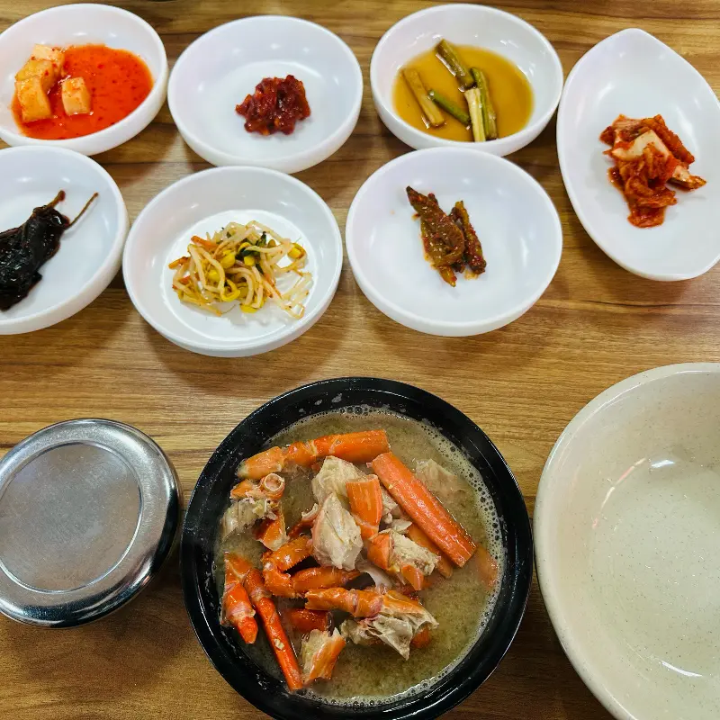 홍게백반과 밑반찬