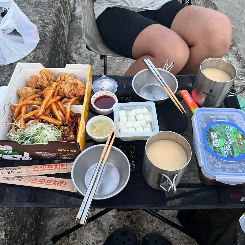 스모프치킨 포장 후 야외에서 즐기는 모습