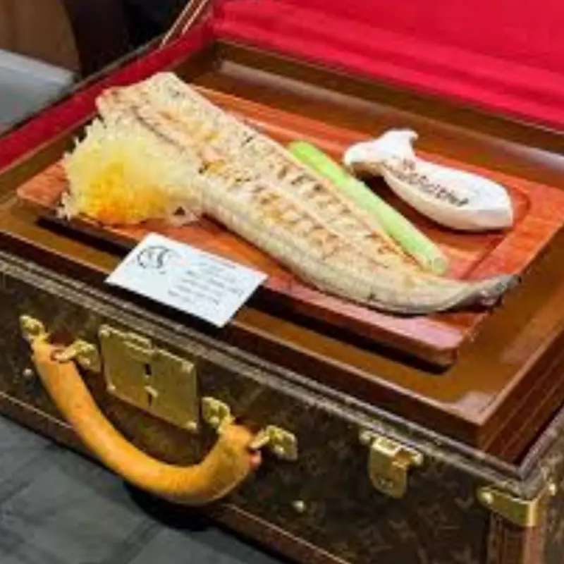 루이비통 트렁크에 담겨 나오는 특별한 장어