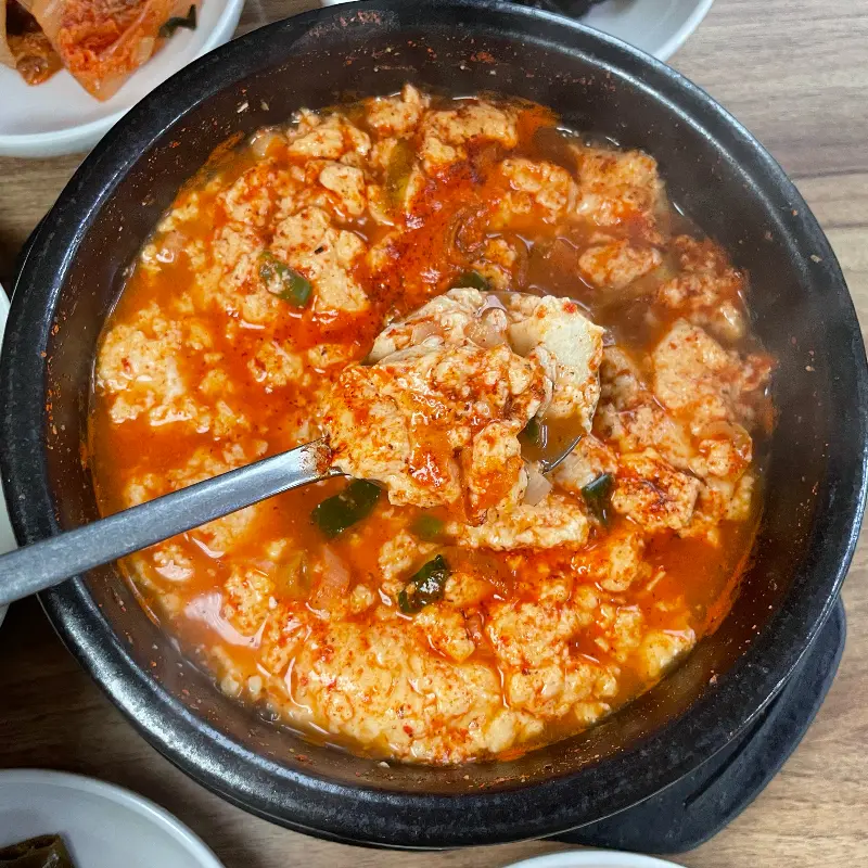 매콤한 양념이 잘 배어 있는 순두부찌개
