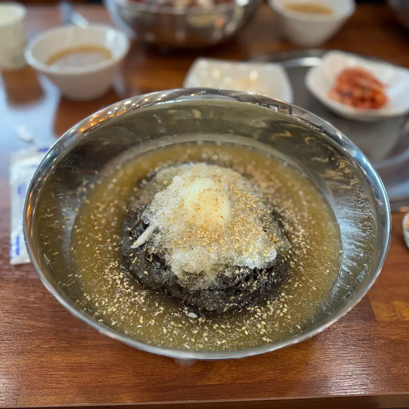 살얼음이 동동 떠 있는 냉면