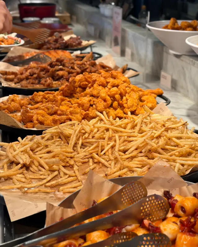 접시에 담긴 푸짐한 튀김과 감자튀김