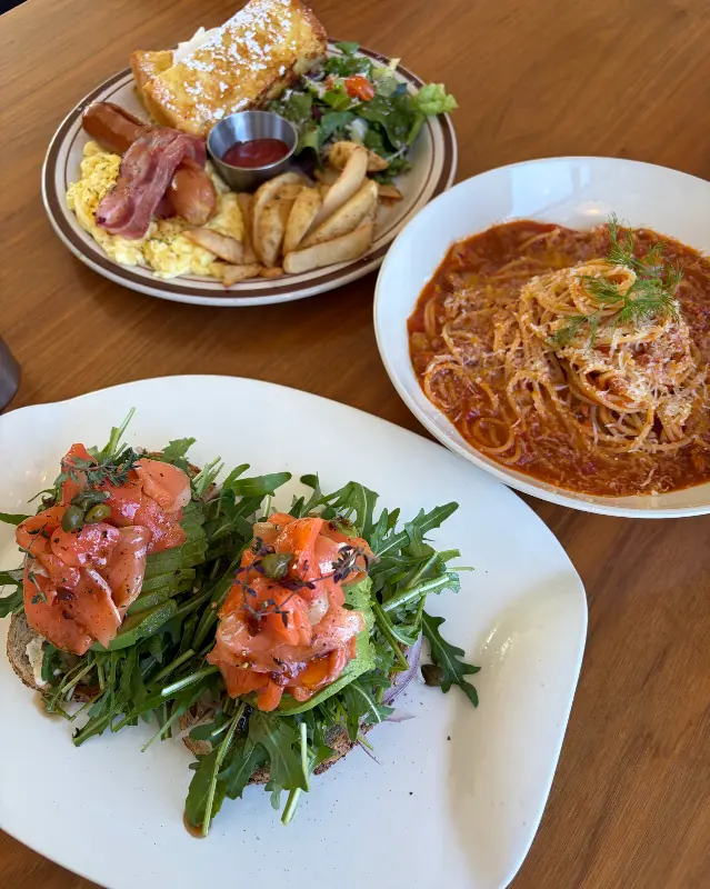 연어 샐러드와 라구 파스타, 아메리칸 브랙퍼스트