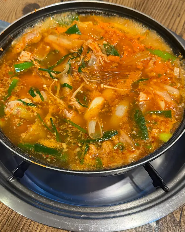 푸짐한 돼지찌개의 클로즈업 샷
