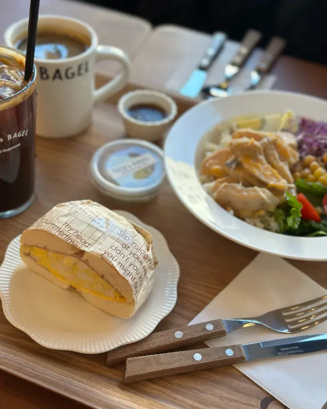 베이글 샌드위치와 커피