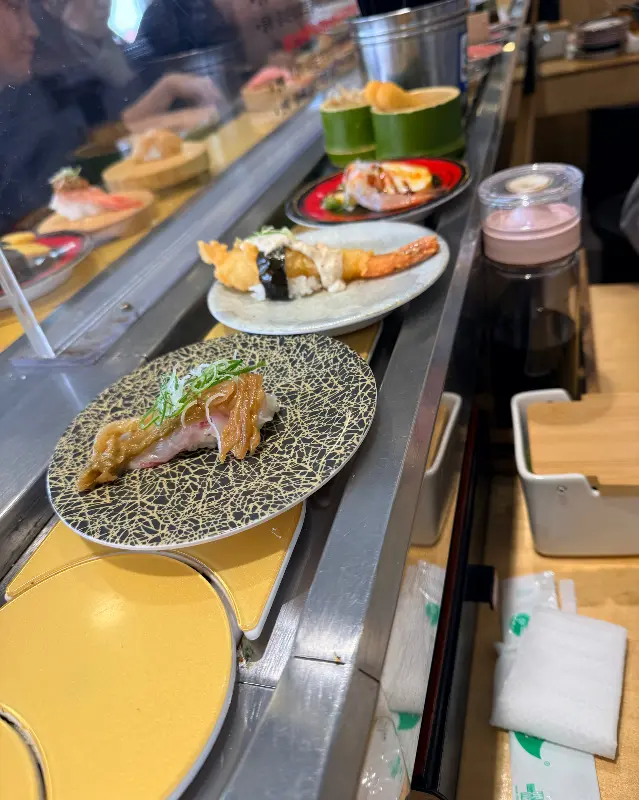 레일 위를 채운 초밥과 사이드 메뉴들