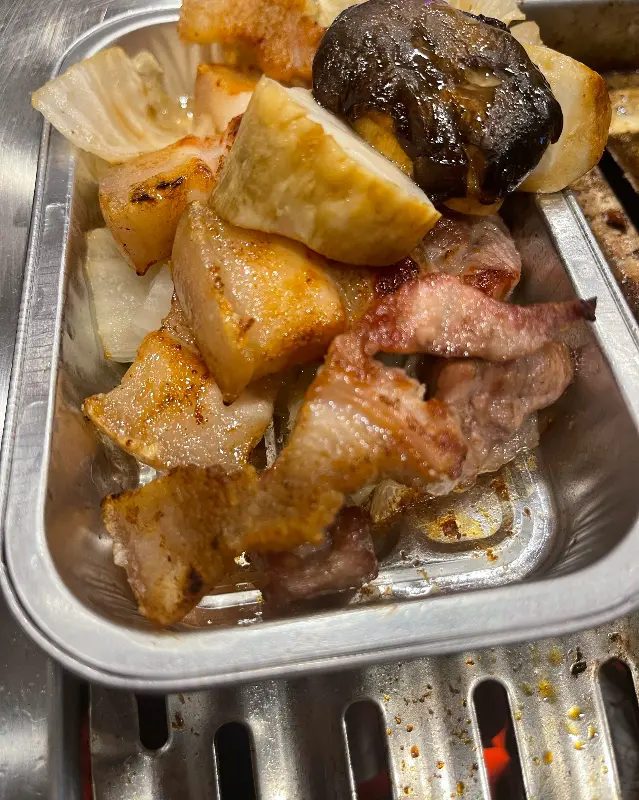 잘 구워진 흑돼지