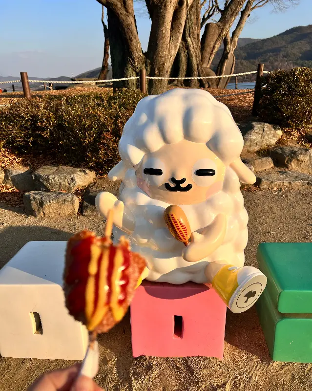 핫도그와 양 캐릭터 인형