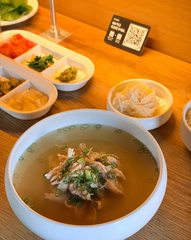 정갈하게 담겨 나온 반찬과 삼치구이