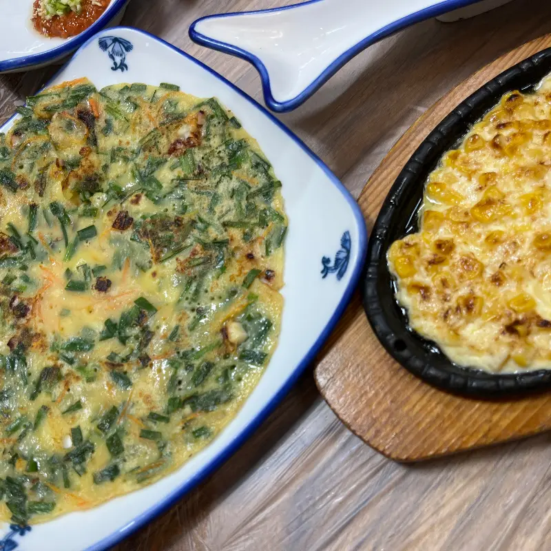 맛있는 부침개와 콘치즈