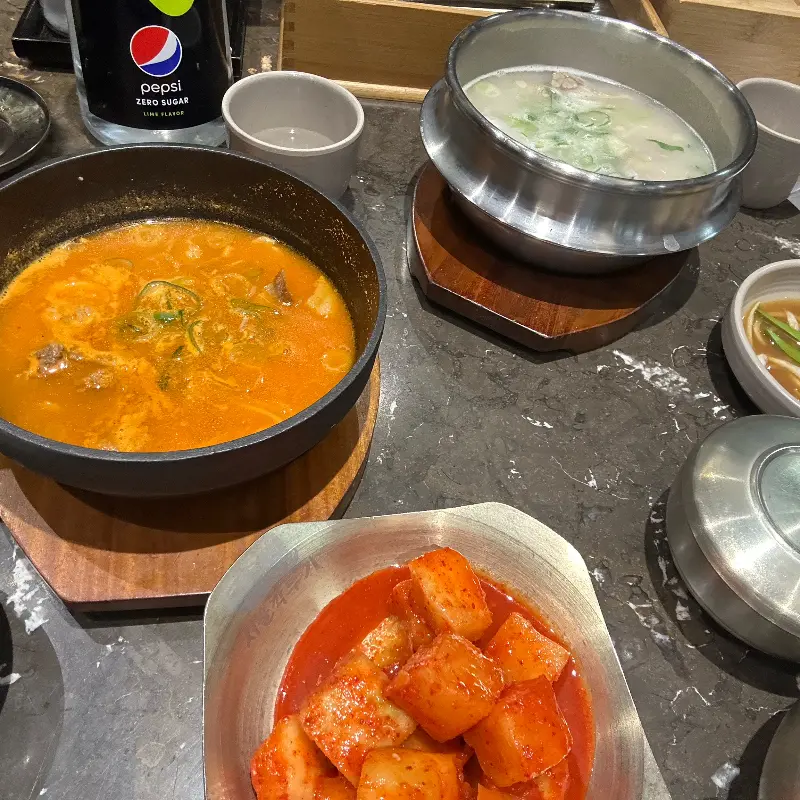 얼큰설렁탕과 일반 설렁탕의 모습