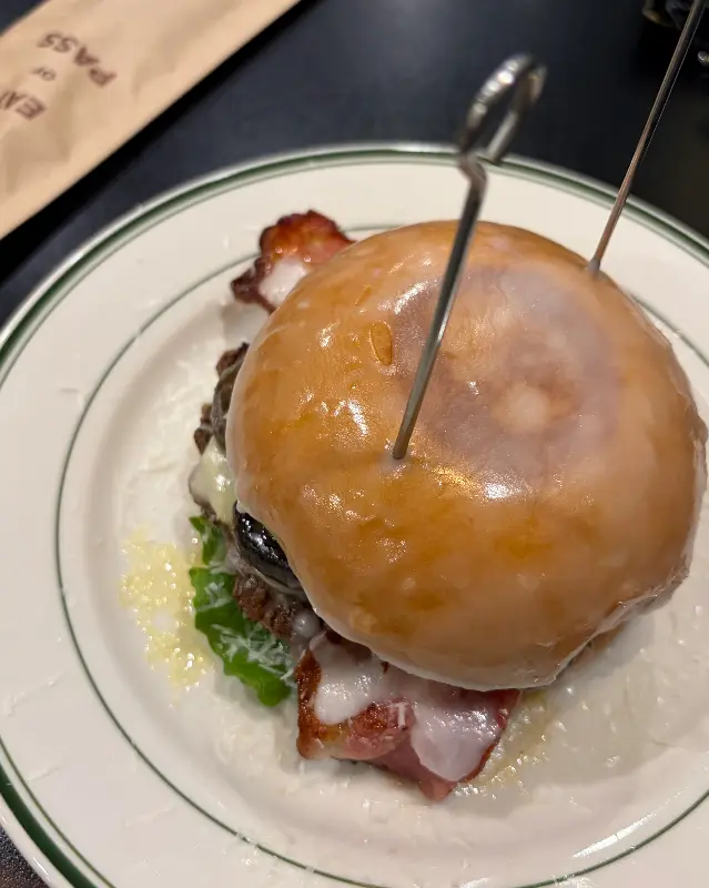 글레이즈드 시그니처 버거 근접샷