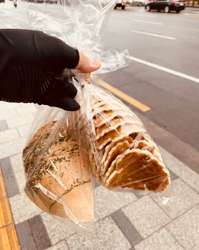 두 손 가득 들려있는 내자땅콩 과자 봉투