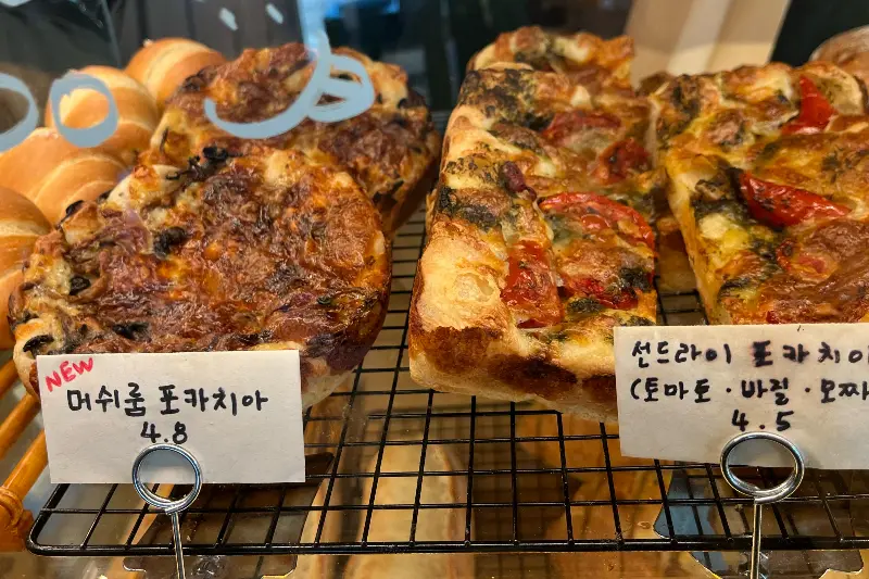 머쉬룸 포카치아와 썬드라이 토마토 포카치아