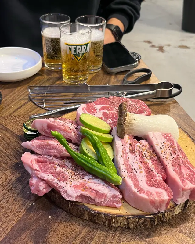 신선한 고기 한 상 차림