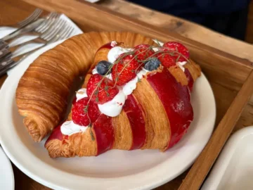 향긋한 꽃차 한 잔의 여유, 부산대 숨은 보석 같은 디저트 맛집 몽벨쉘터에서 즐기는 특별한 시간