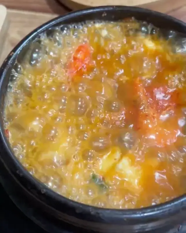 보글보글 끓는 해물순두부찌개