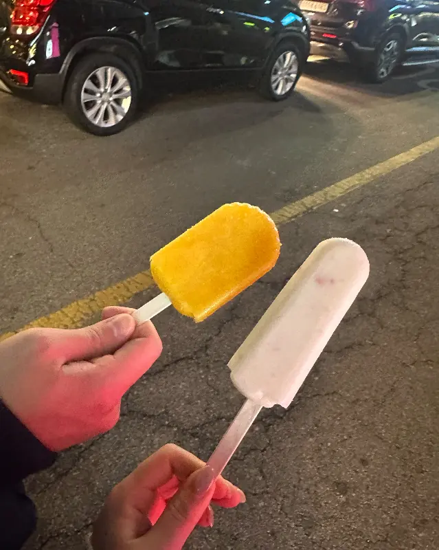 손에 들린 아이스크림의 모습