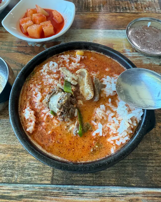 한 숟가락 가득 퍼올린 순대국