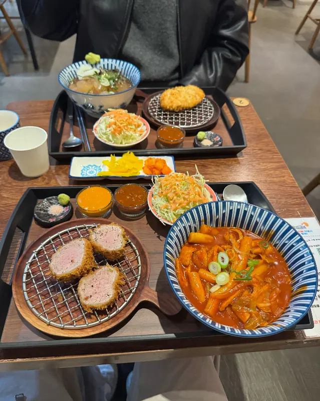 떡볶이 돈까스 정식 비주얼