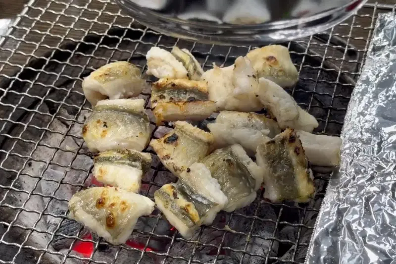 노릇하게 구워진 장어 단면