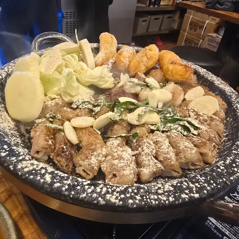 곱창, 감자, 양파 등이 함께 구워진 모습