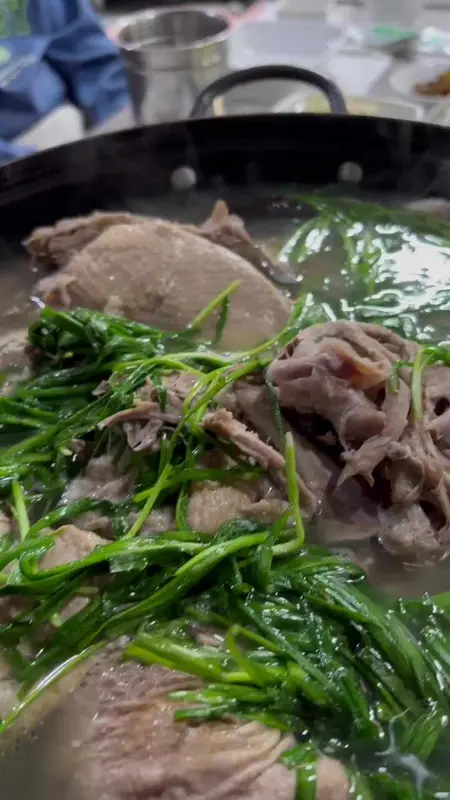 보글보글 끓는 능이오리백숙