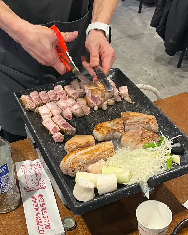 직원분이 고기를 구워주는 모습