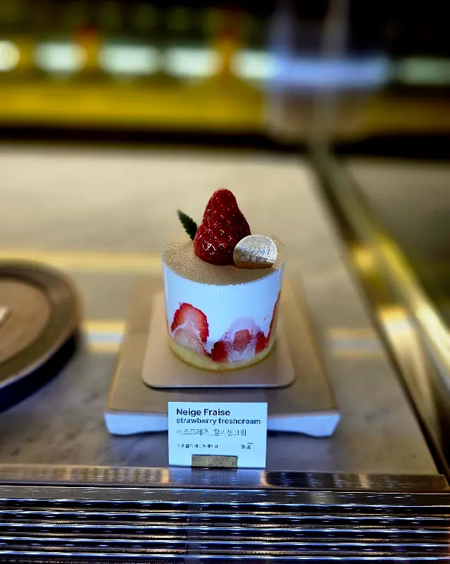 딸기 생크림 케이크 근접 사진