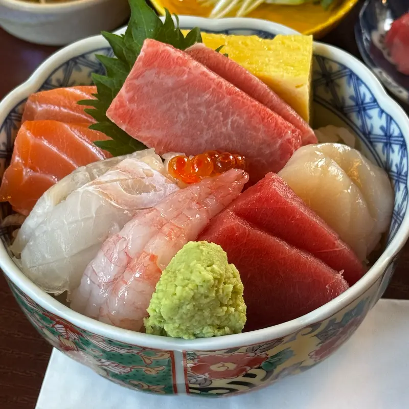 신선한 해산물이 가득한 덮밥