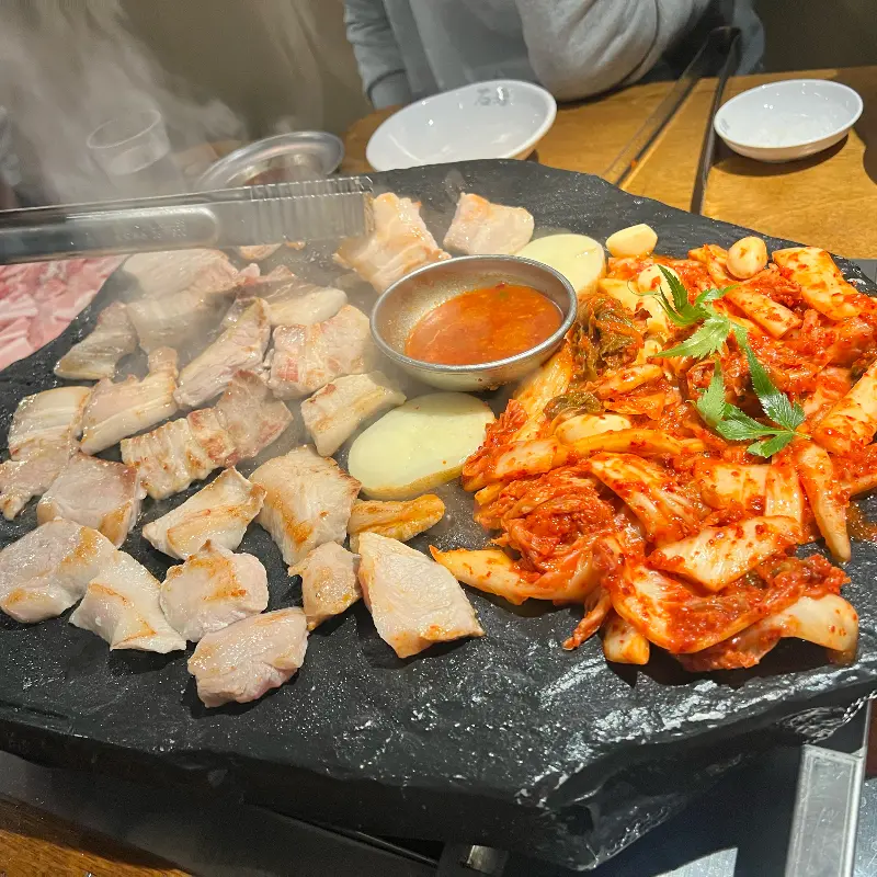 돌판에 구워진 삼겹살과 김치의 환상적인 조합