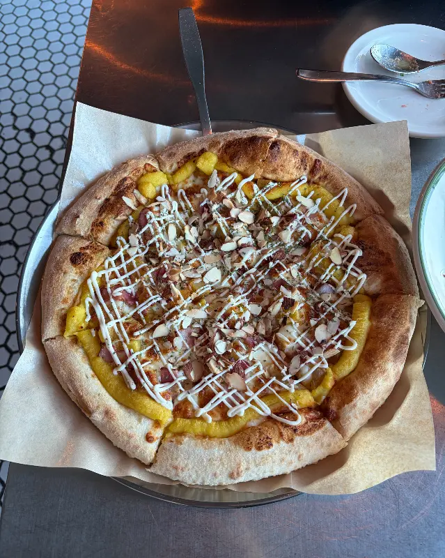 머쉬룸 피자의 풍성한 비주얼