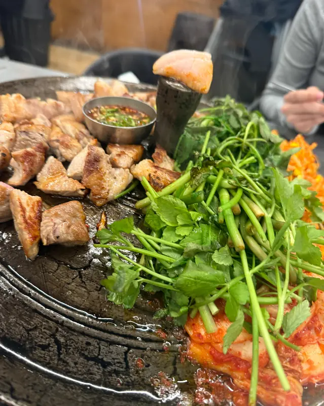 잘 구워진 삼겹살과 곁들임