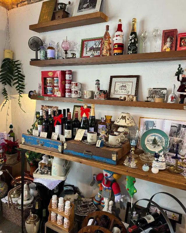 선반 위에 진열된 와인병과 앤틱 소품들