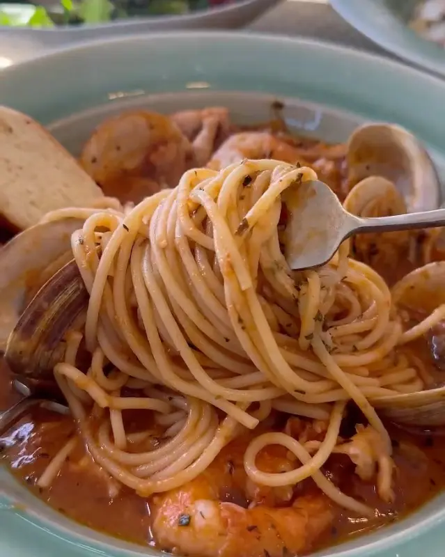 봉골레 파스타를 포크로 들어올리는 모습