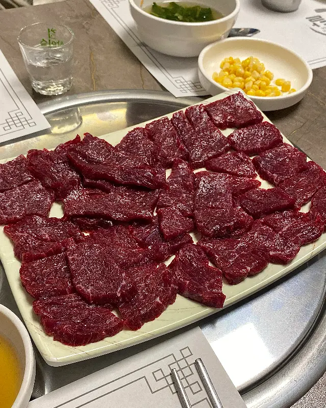 뭉티기와 함께 나오는 밑반찬들