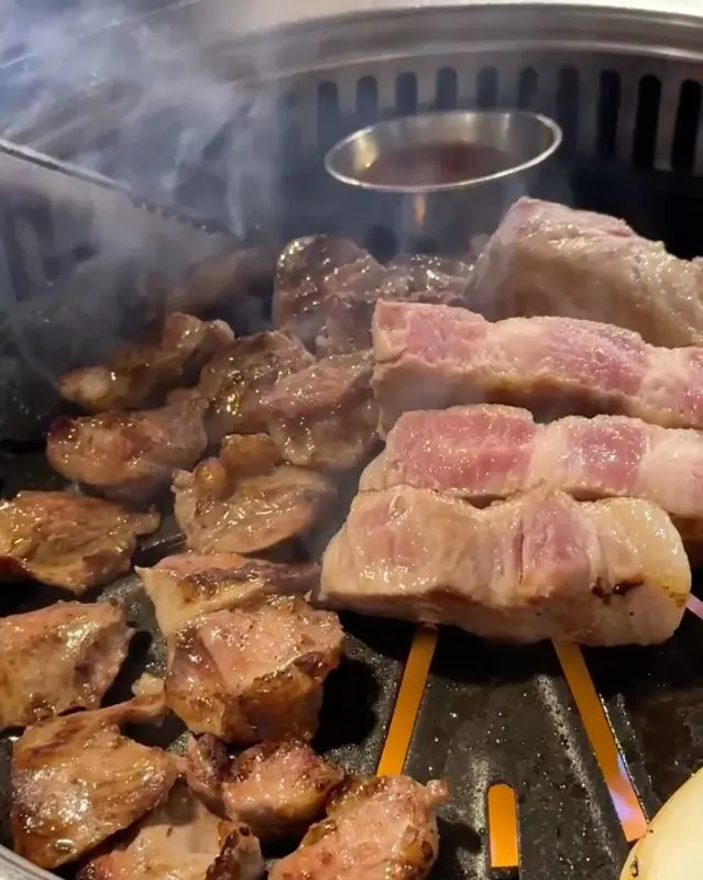 불판 위에서 마이야르 반응을 일으키며 맛있게 익어가는 삼겹살