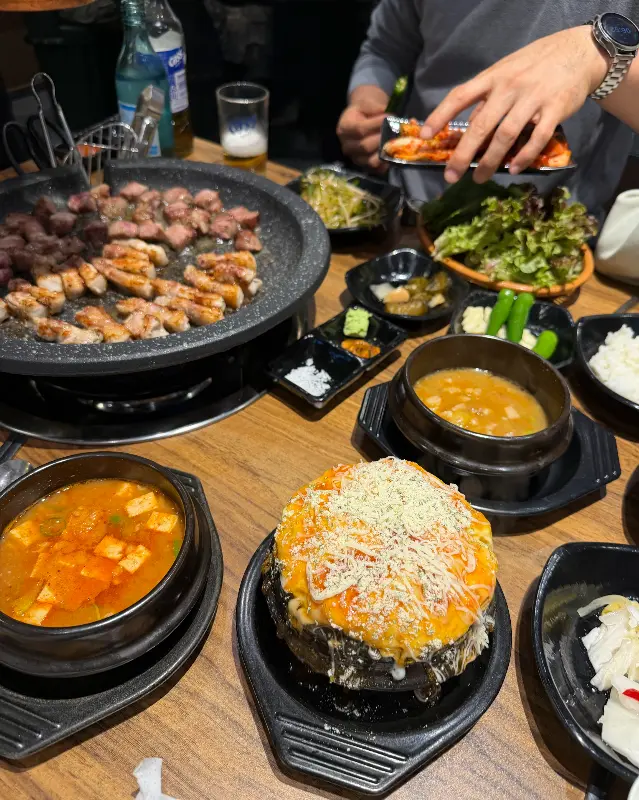 한 상 가득 차려진 음식