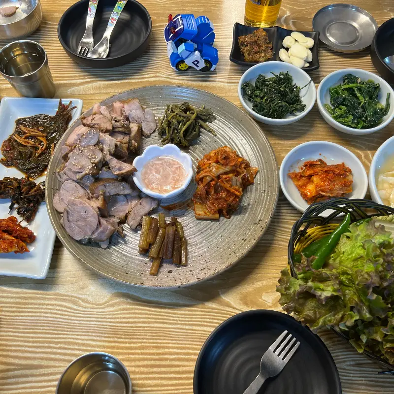 다양한 반찬과 함께 차려진 한 상