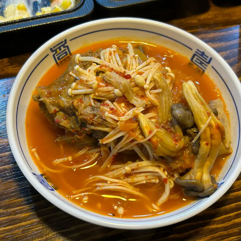 버섯과 우거지가 듬뿍 들어간 감자탕