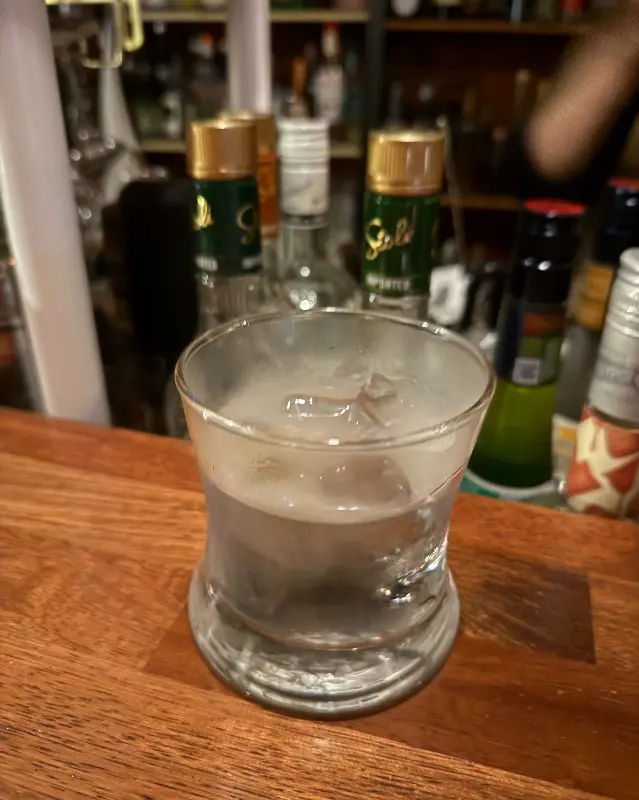 연기가 피어오르는 칵테일