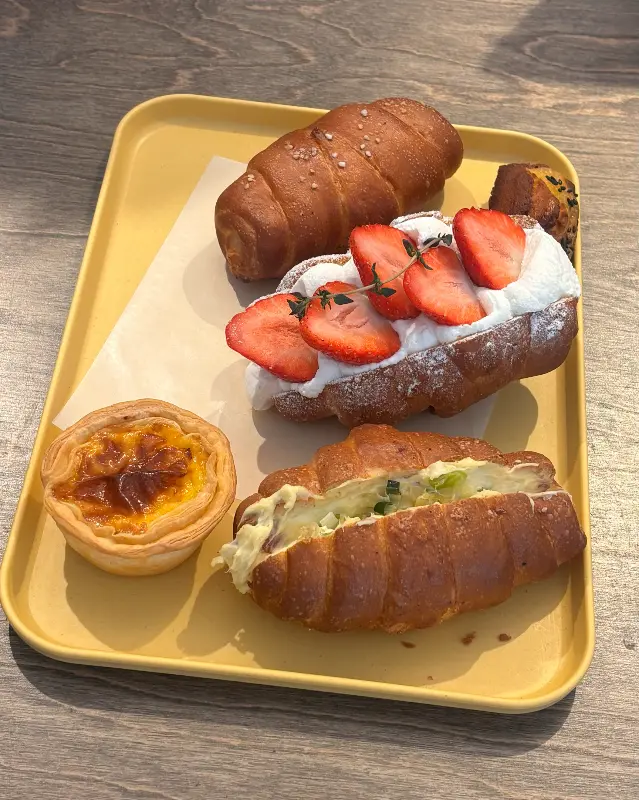 쟁반 위에 담긴 소금빵, 에그타르트, 휘낭시에