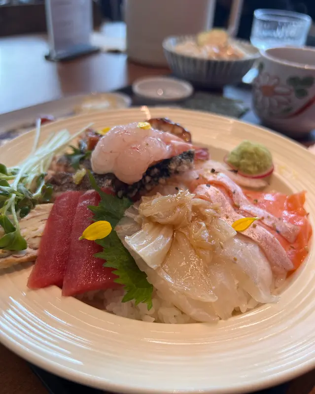 다채로운 해산물의 향연, 카이센동