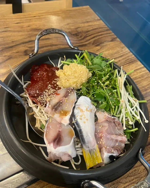 신선한 복어회 한 접시