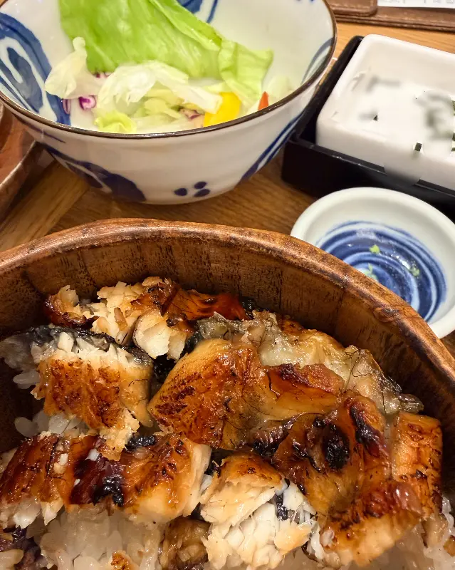 장어덮밥 위에 윤기가 좔좔 흐르는 모습