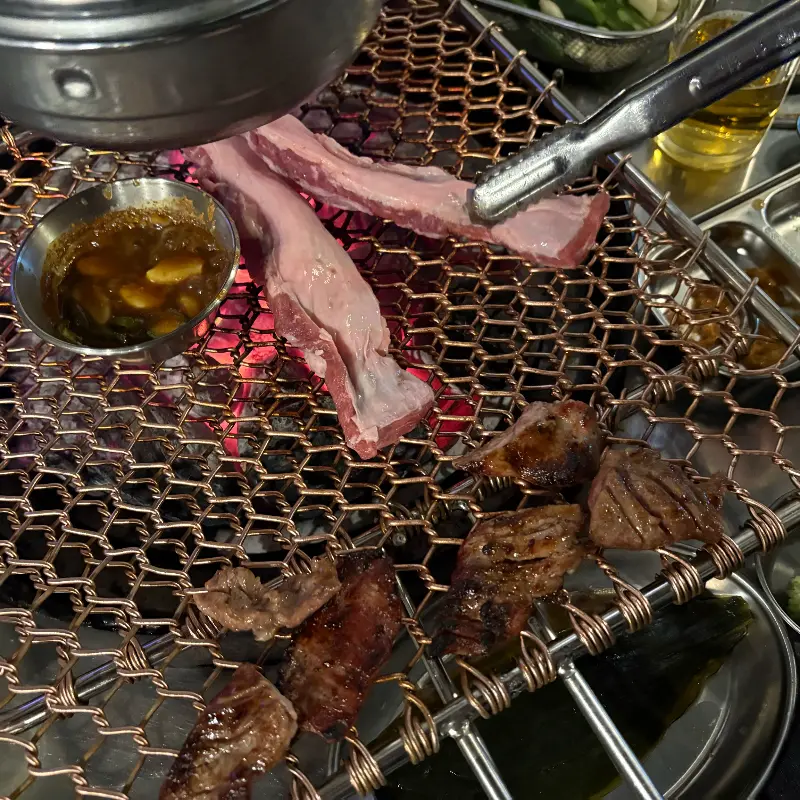 숯불 위에서 익어가는 고기